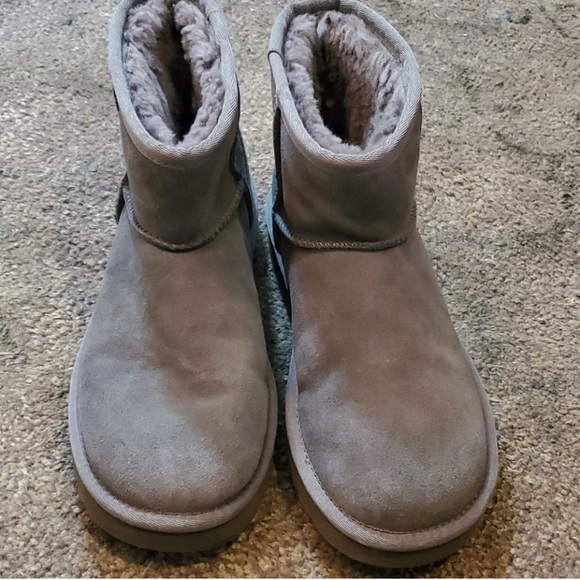 BRAND NEW W/O BOX SIZE 6 UGGS - Picture 1 of 6